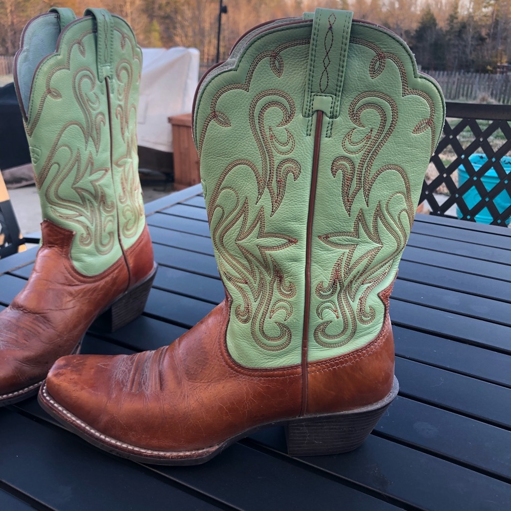 Lightly used Ariat cowgirl boots. Very comfortable